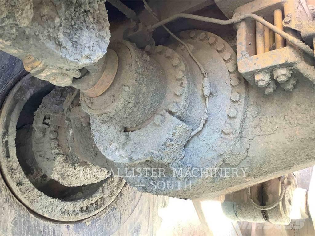 CAT 990 Gumikerekes homlokrakodók
