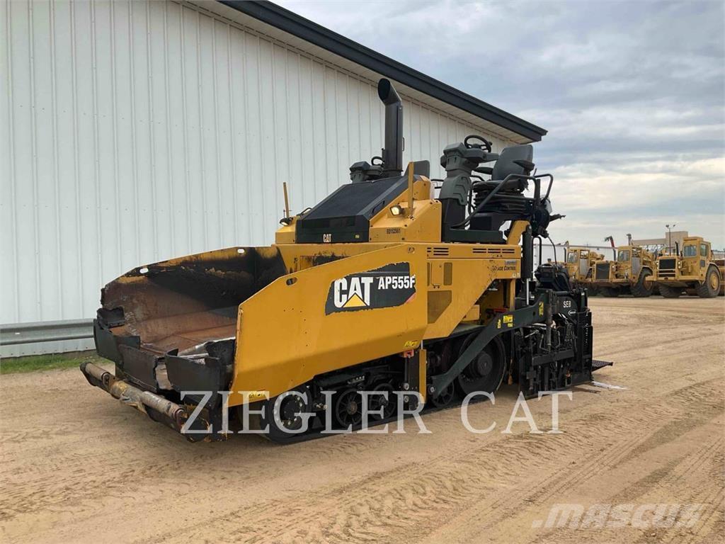 CAT AP555F Aszfalt terítõ gépek