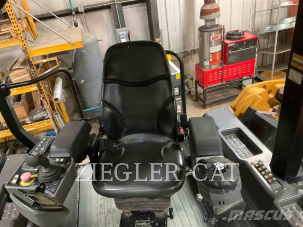 CAT CB68B Talajtömörítő gépek