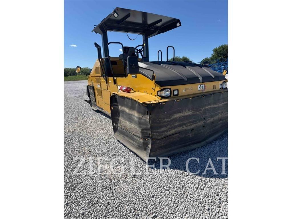 CAT CW 34 Pneumatikus kerekes hengerek