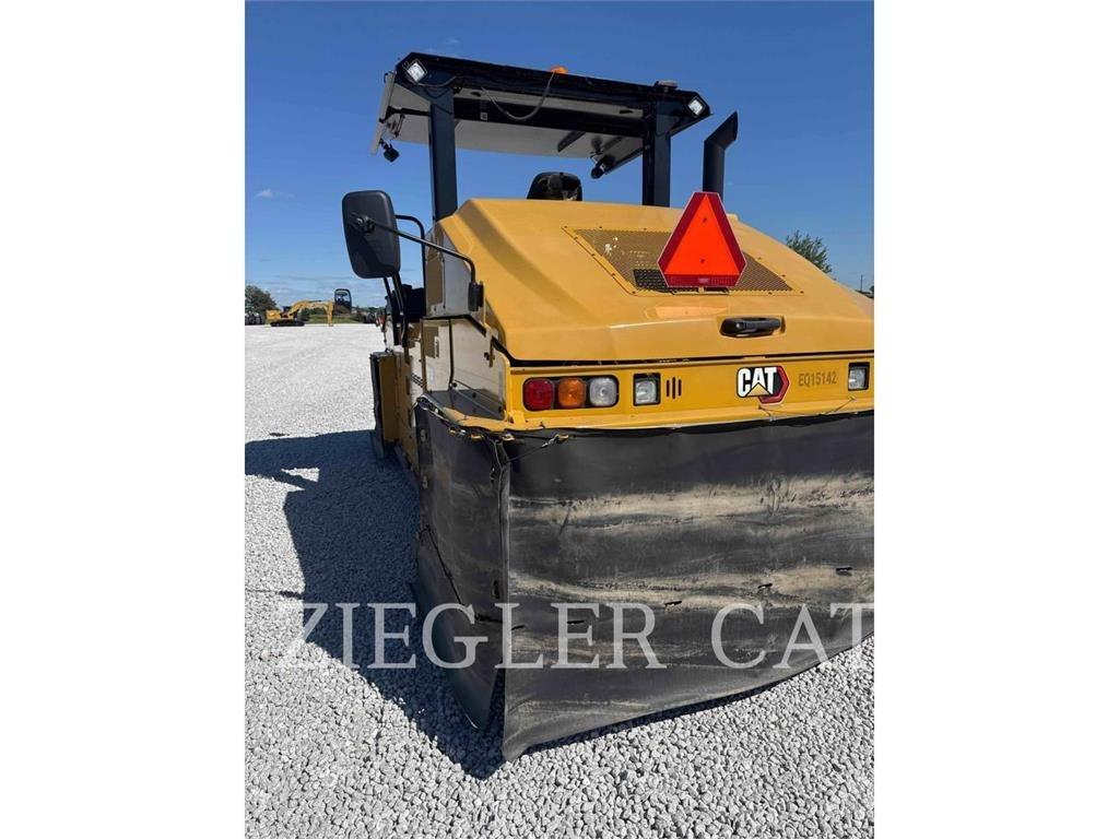 CAT CW 34 Pneumatikus kerekes hengerek