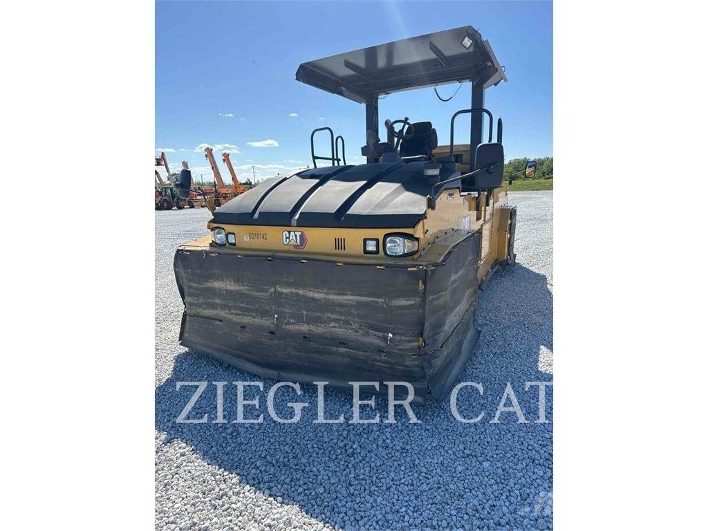 CAT CW 34 Pneumatikus kerekes hengerek