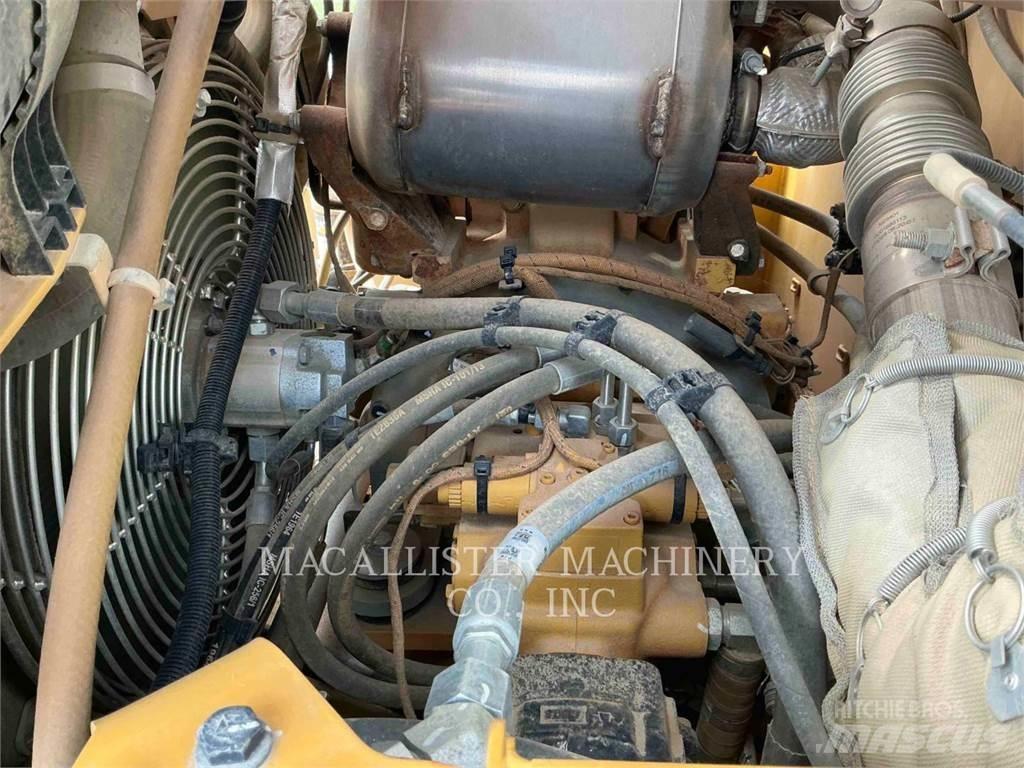 CAT CW16 Pneumatikus kerekes hengerek