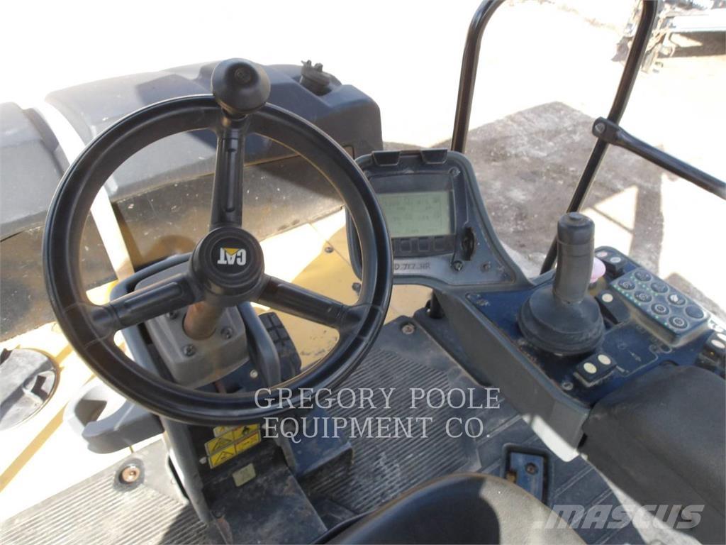 CAT CW16 Pneumatikus kerekes hengerek