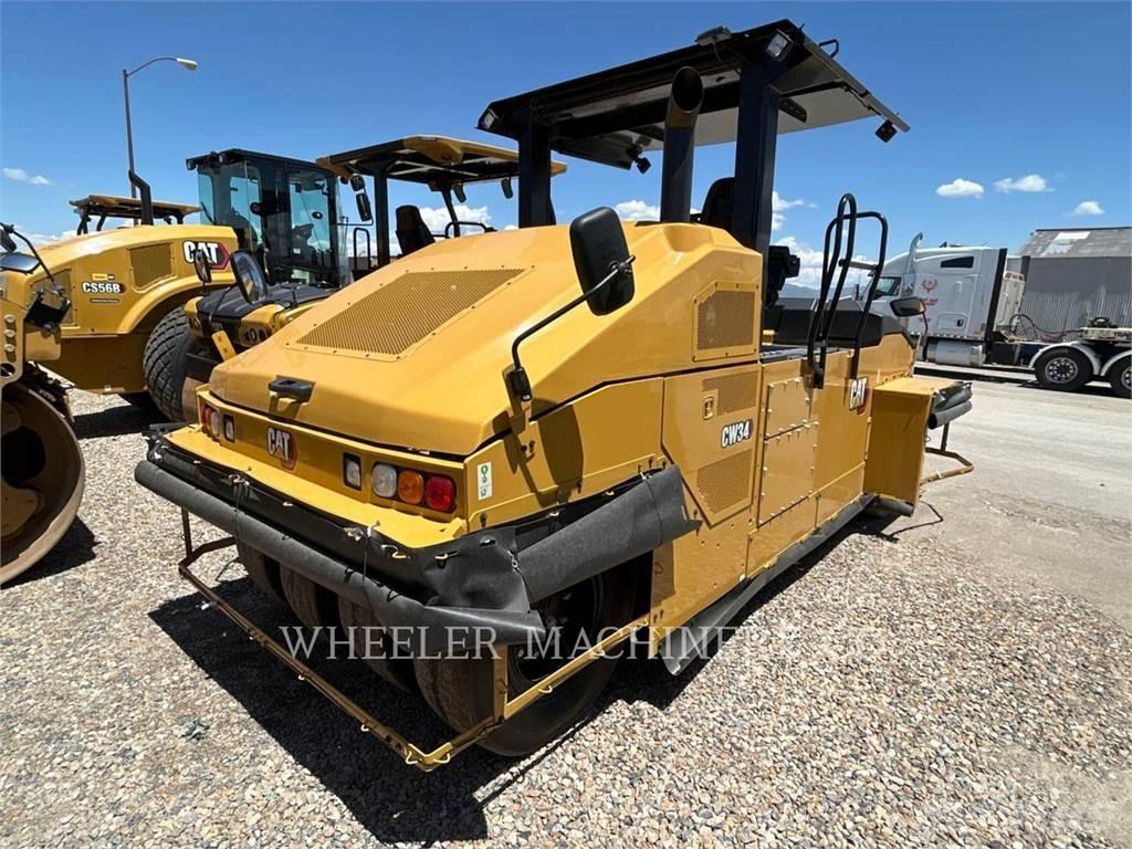 CAT CW34 Pneumatikus kerekes hengerek