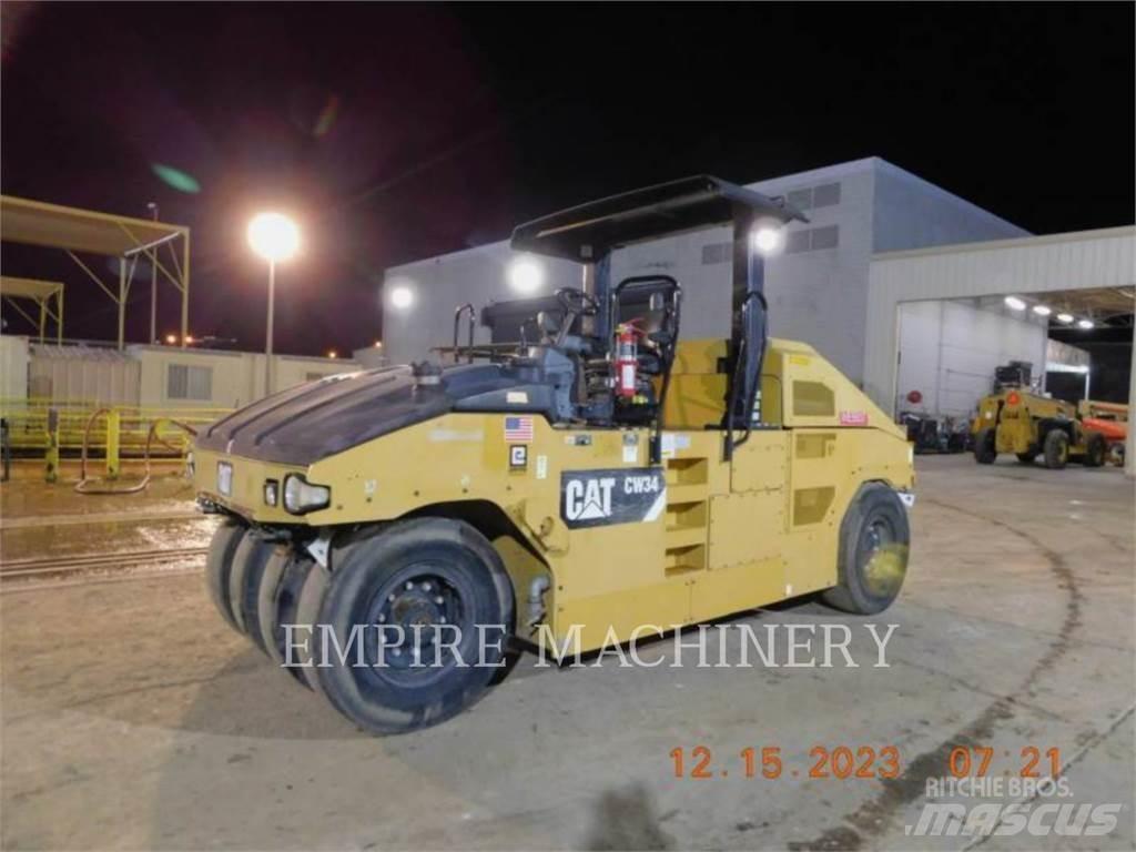 CAT CW34 Pneumatikus kerekes hengerek