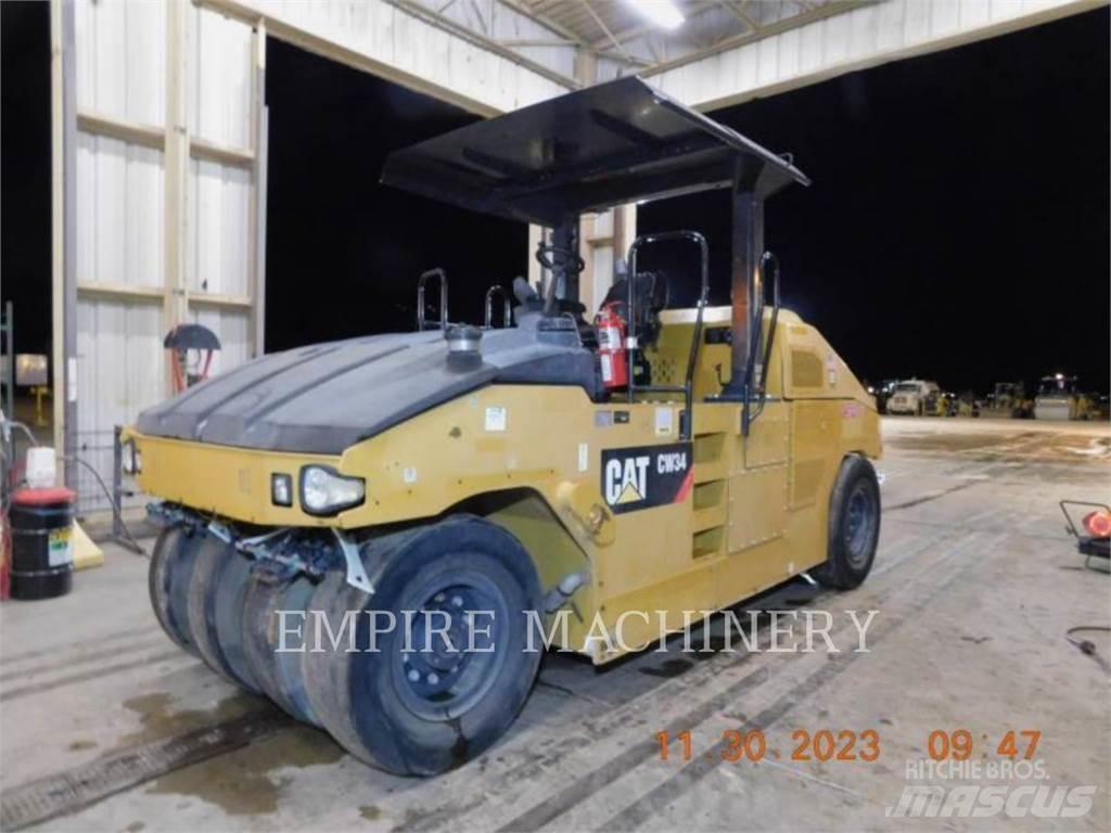 CAT CW34 Pneumatikus kerekes hengerek