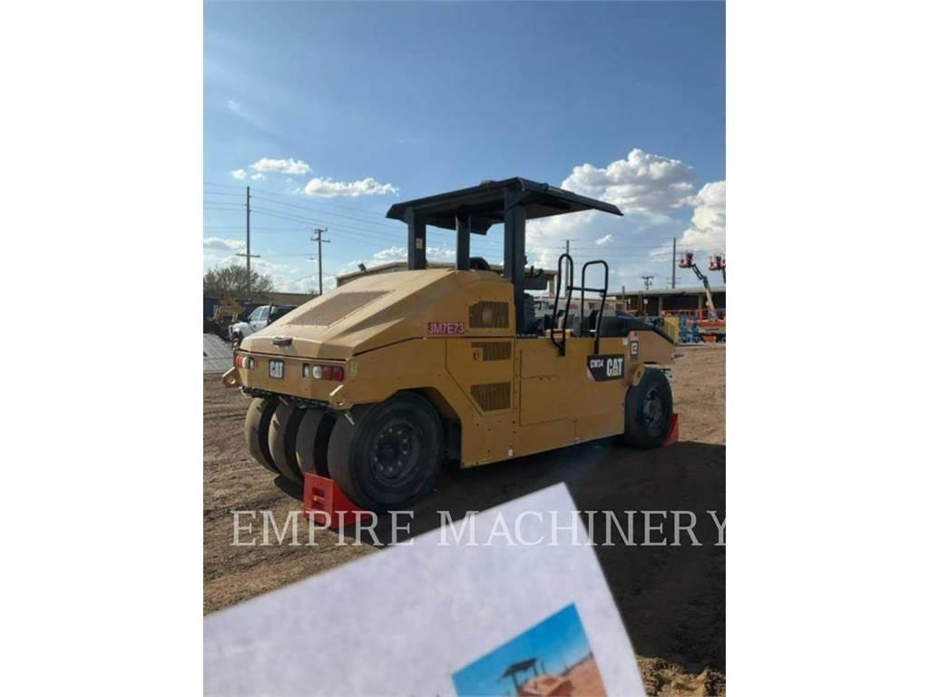 CAT CW34 Pneumatikus kerekes hengerek