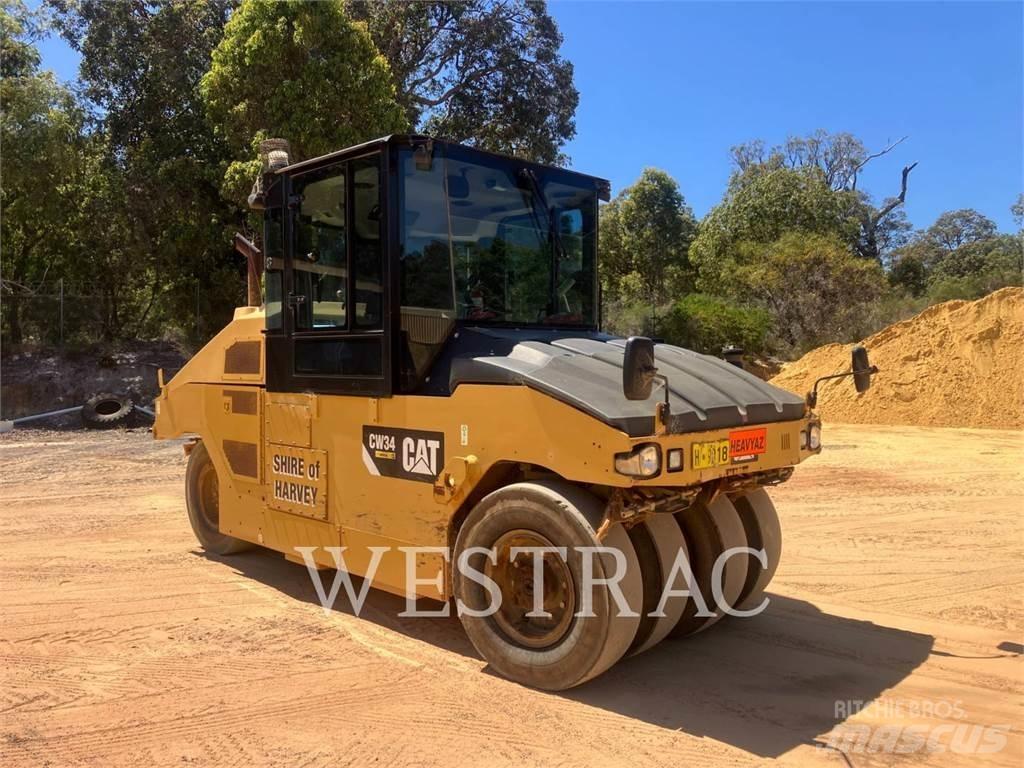 CAT CW34 Pneumatikus kerekes hengerek