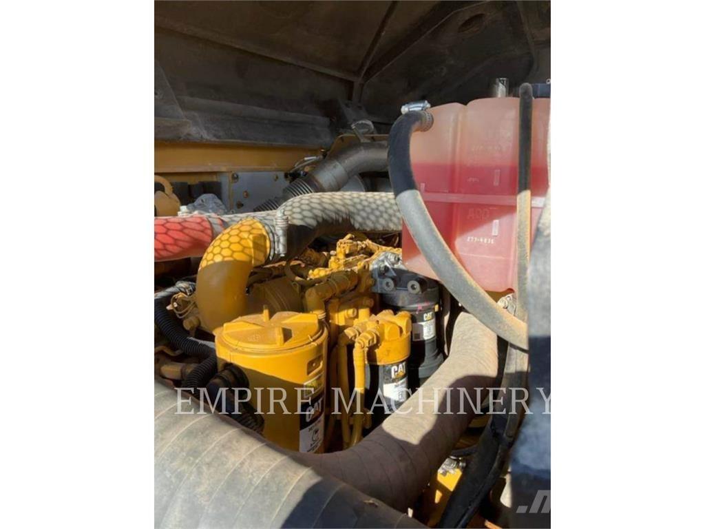 CAT CW34 Pneumatikus kerekes hengerek