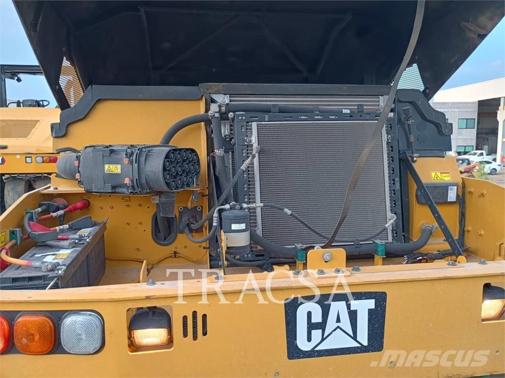 CAT CW34LRC Pneumatikus kerekes hengerek