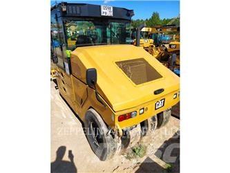 CAT CW34LRC Pneumatikus kerekes hengerek