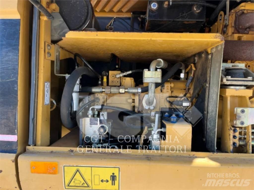 CAT M315C Gumikerekes kotrók