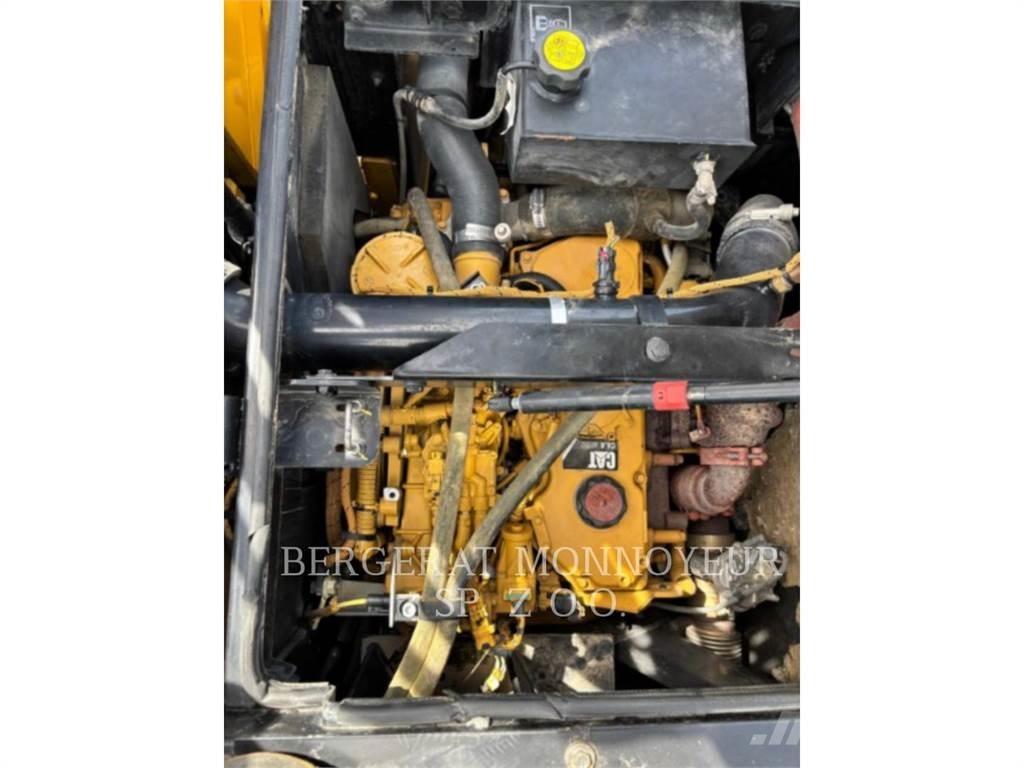 CAT M315F Gumikerekes kotrók