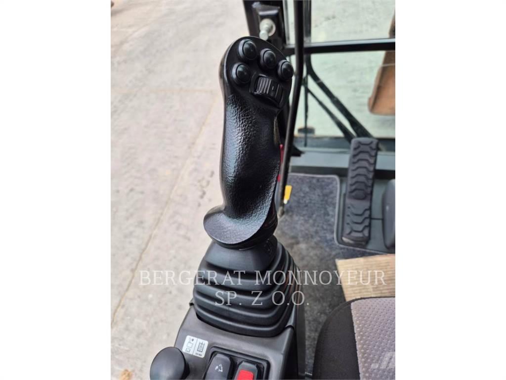 CAT M315F Gumikerekes kotrók