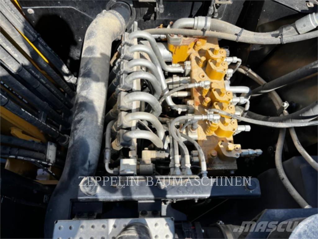 CAT M315F Gumikerekes kotrók