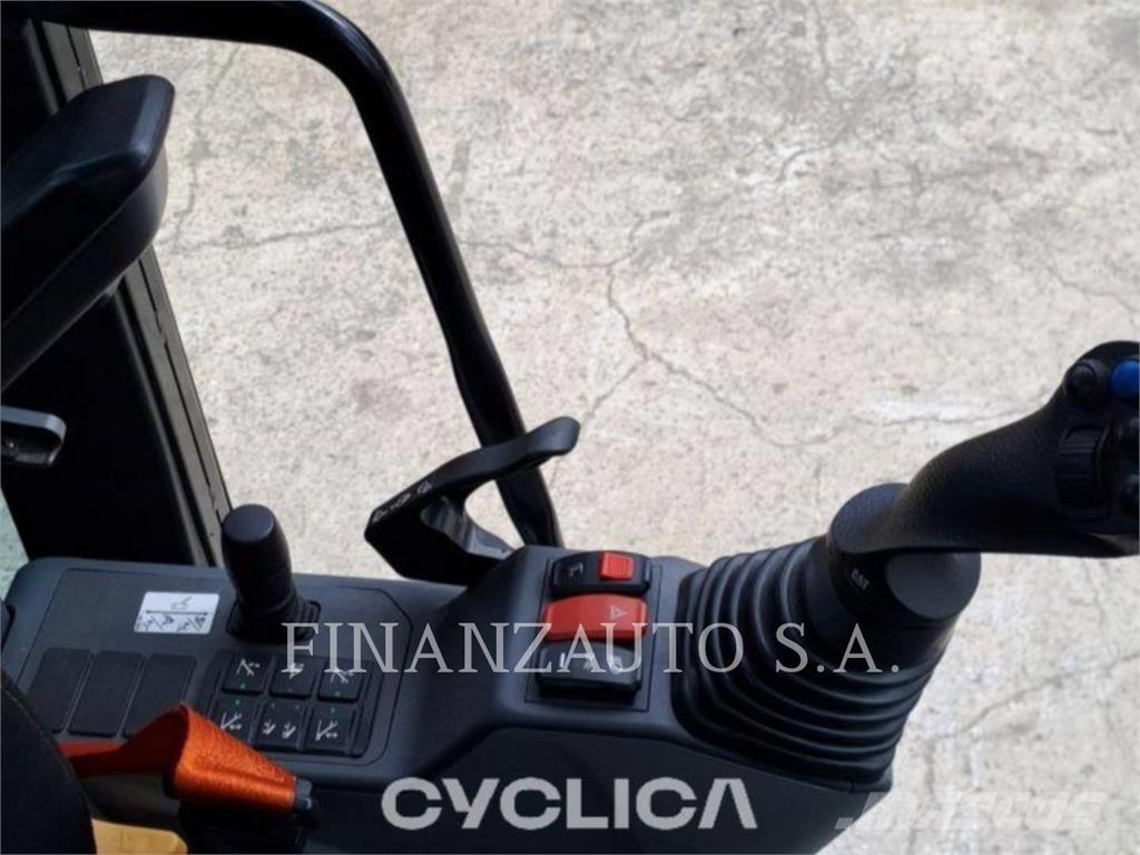 CAT M318 Gumikerekes kotrók