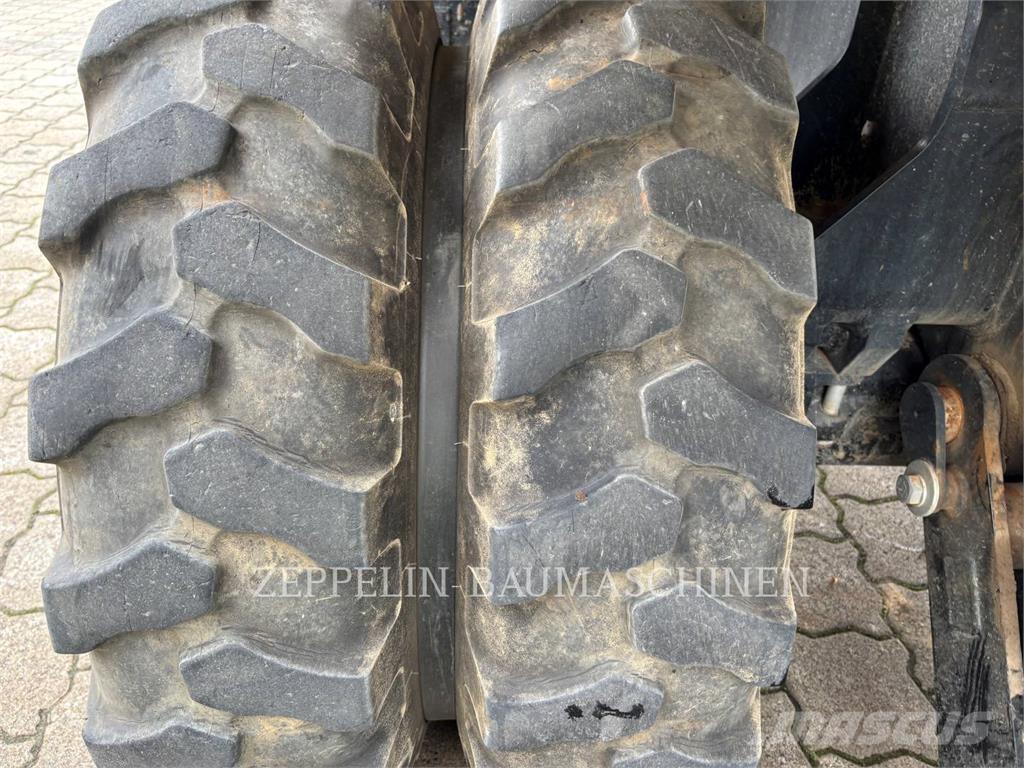 CAT M318-07A Gumikerekes kotrók
