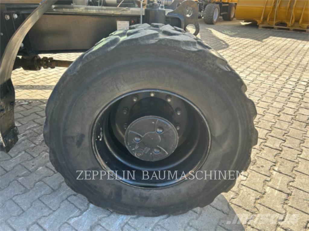 CAT M318-07A Gumikerekes kotrók