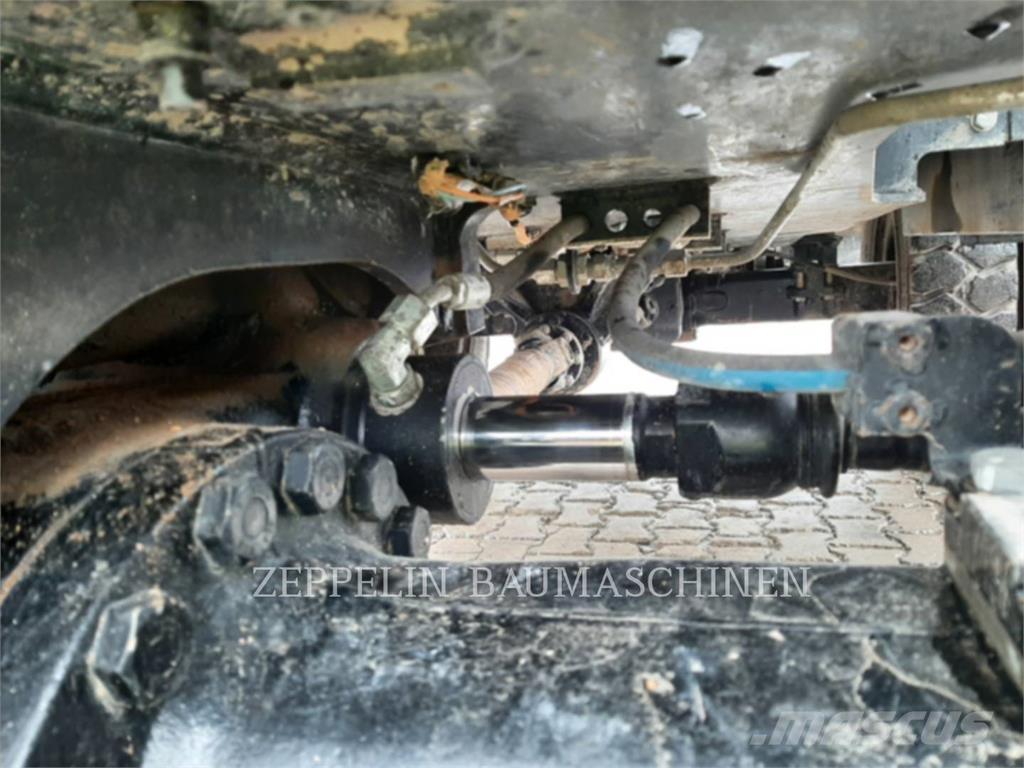 CAT M318-07A Gumikerekes kotrók