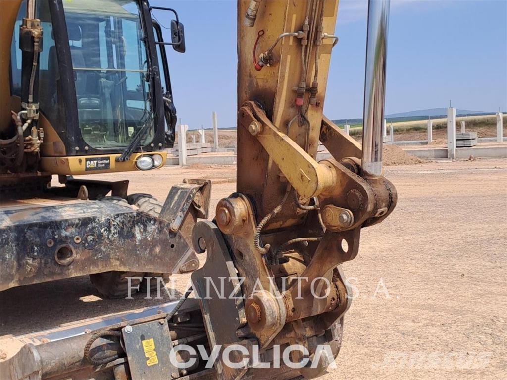 CAT M318D Gumikerekes kotrók