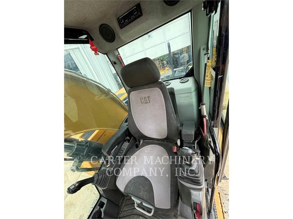 CAT M318F Gumikerekes kotrók