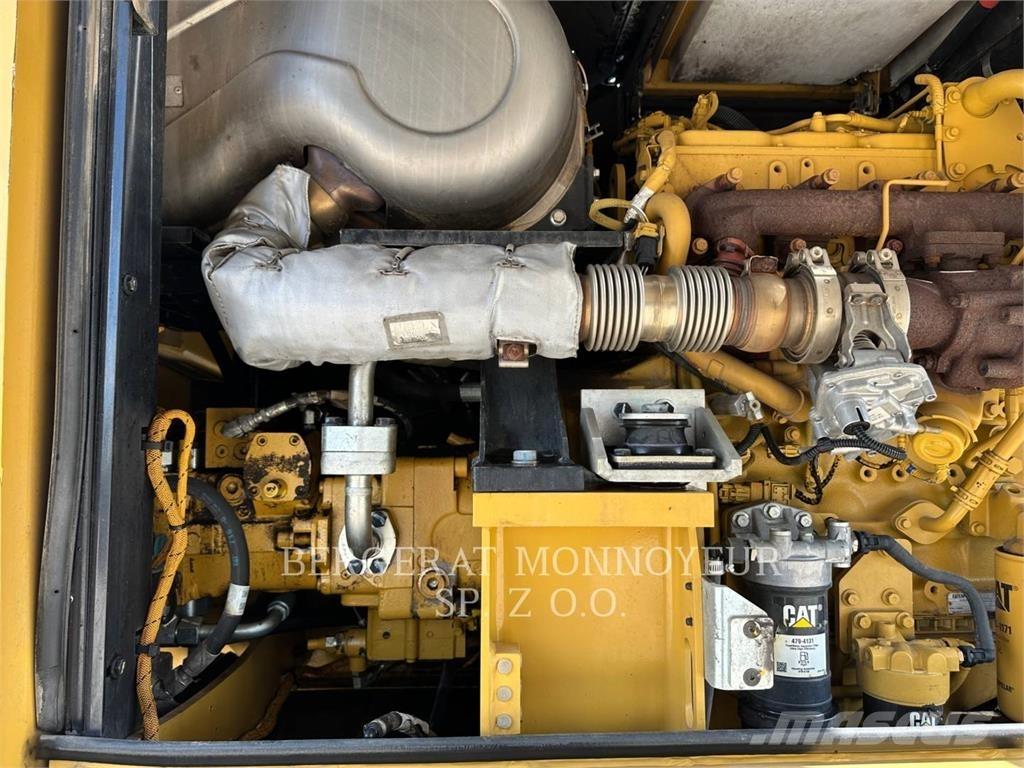 CAT M318F Gumikerekes kotrók