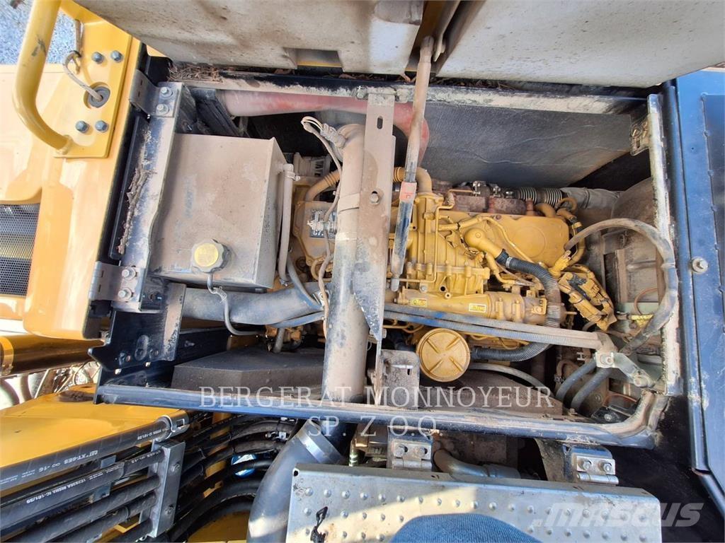 CAT M318F Gumikerekes kotrók