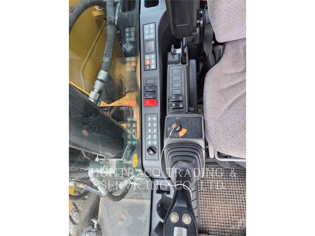 CAT M318F Gumikerekes kotrók