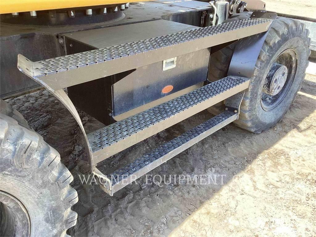 CAT M318F Gumikerekes kotrók