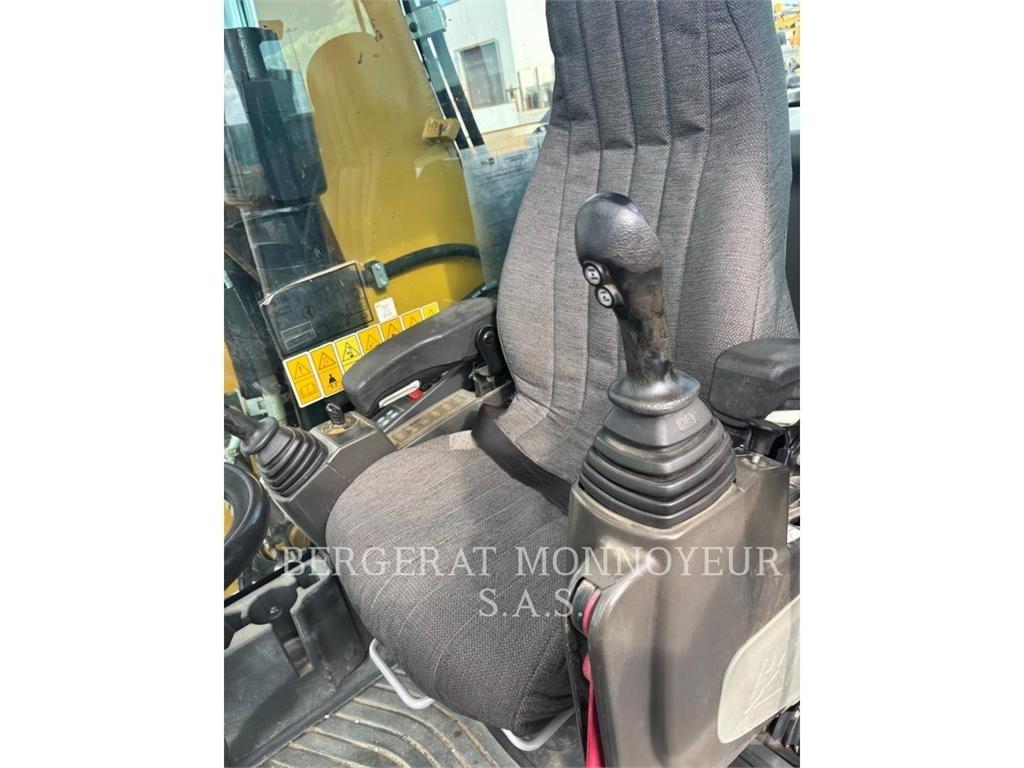 CAT M318F IVC Gumikerekes kotrók