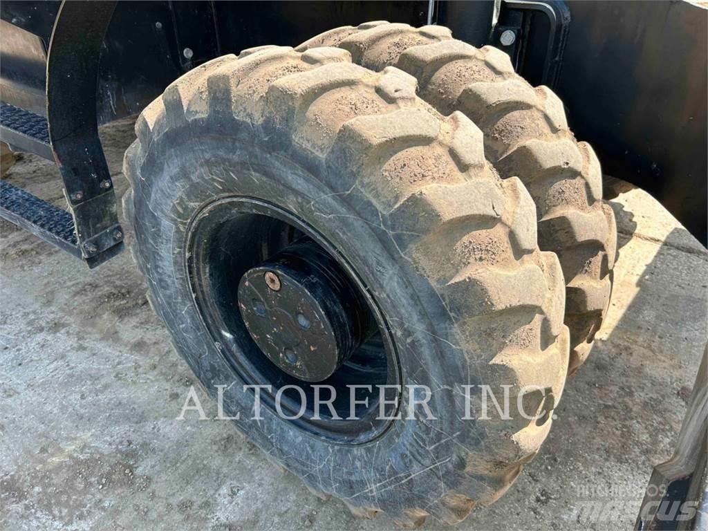 CAT M320 Gumikerekes kotrók
