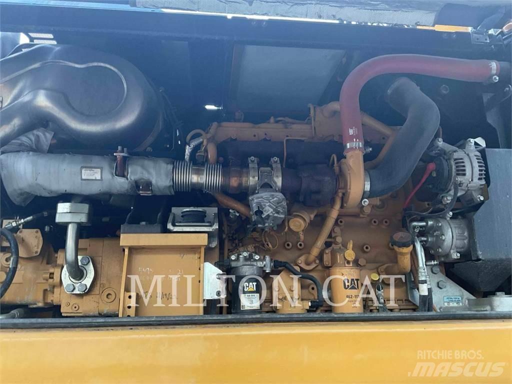 CAT M320F Gumikerekes kotrók