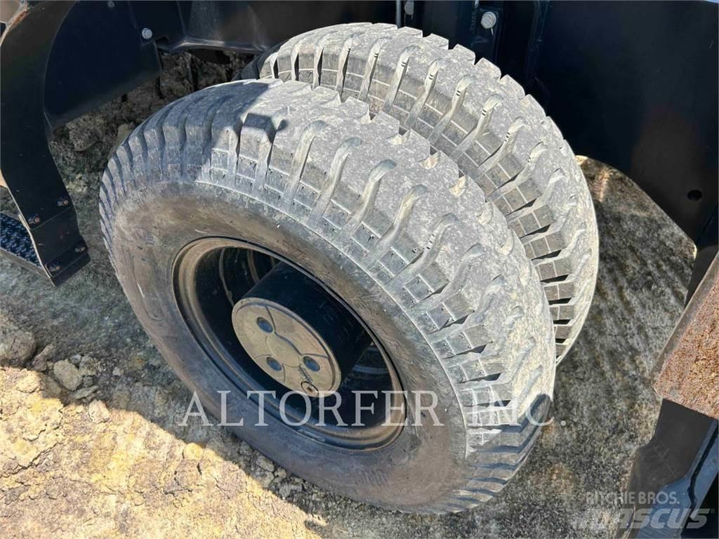 CAT M320F Gumikerekes kotrók