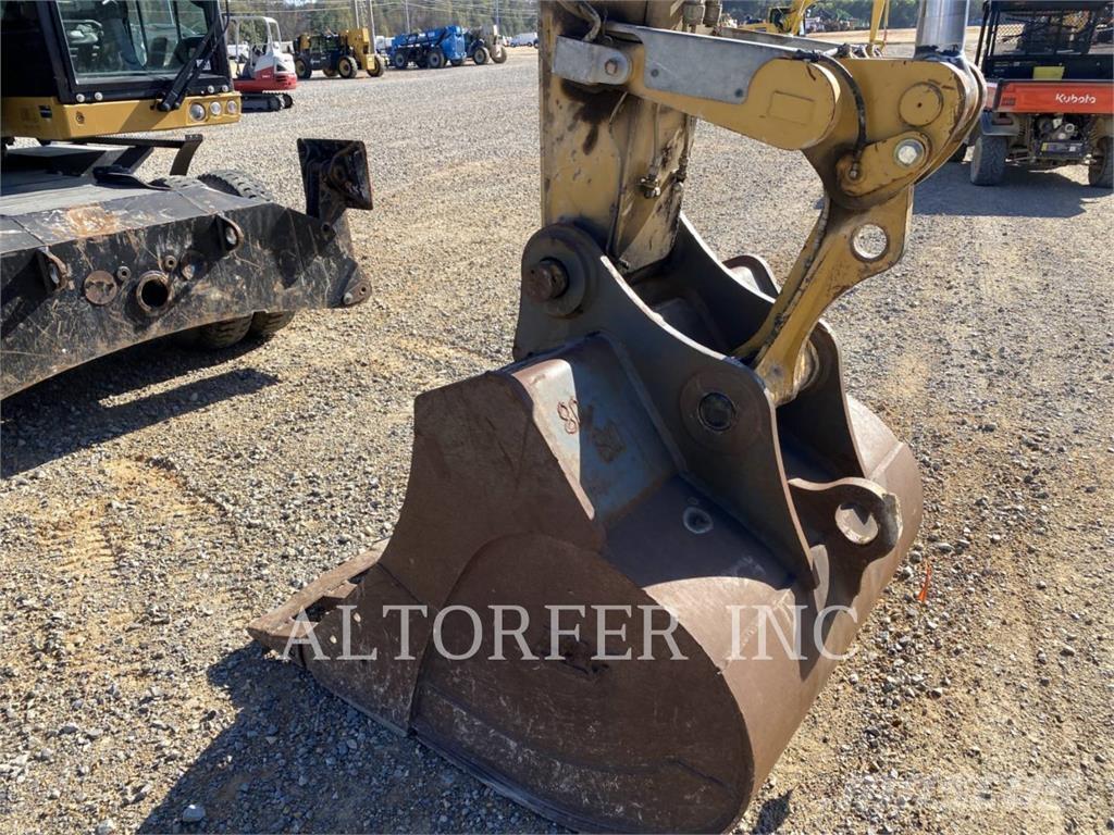 CAT M320F Gumikerekes kotrók