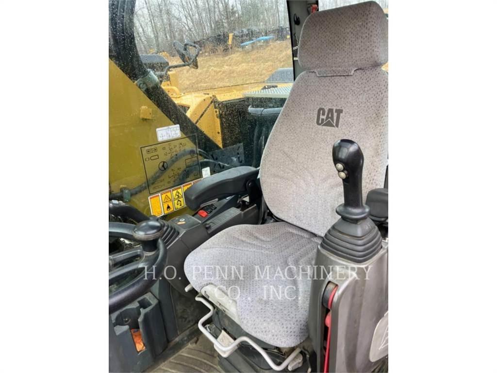 CAT M322F Gumikerekes kotrók
