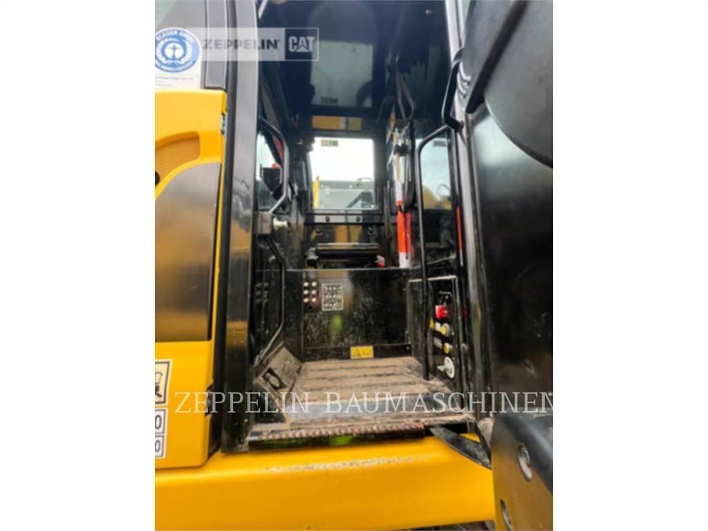 CAT M323F Gumikerekes kotrók