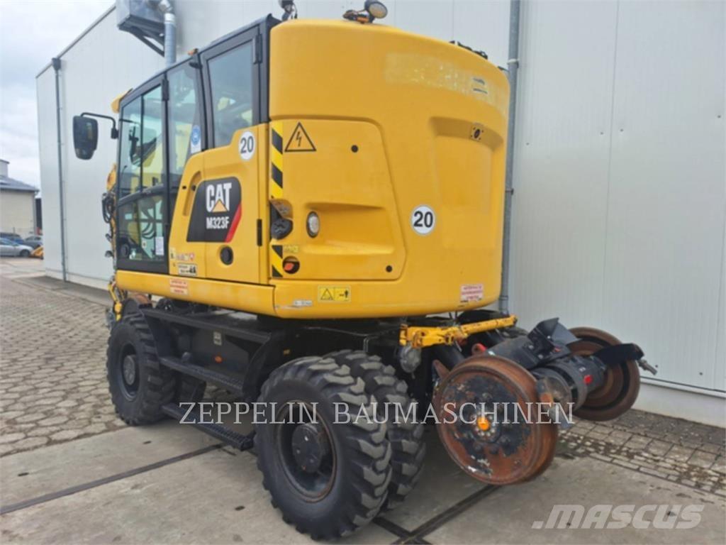 CAT M323F Gumikerekes kotrók