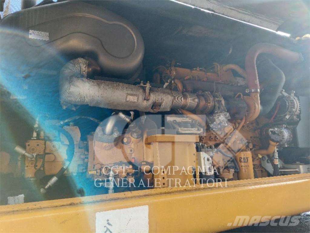 CAT MH 3024 Gumikerekes kotrók