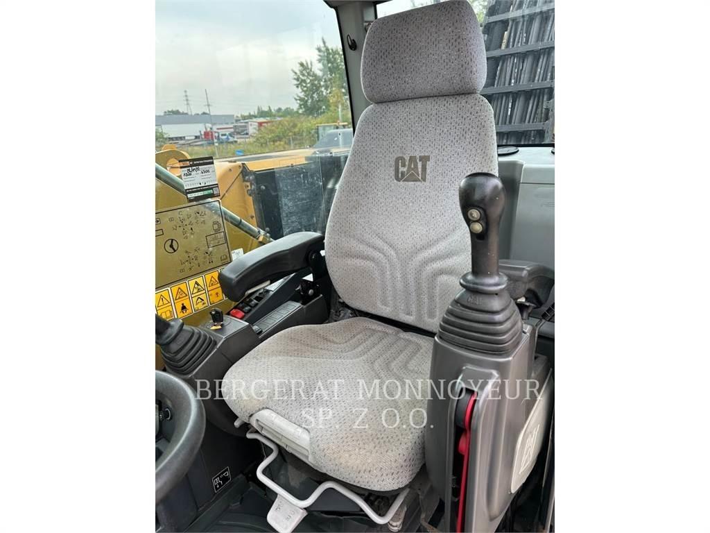 CAT MH3022 Gumikerekes kotrók