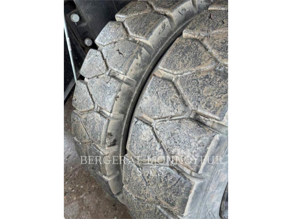 CAT MH3022-07 Gumikerekes kotrók