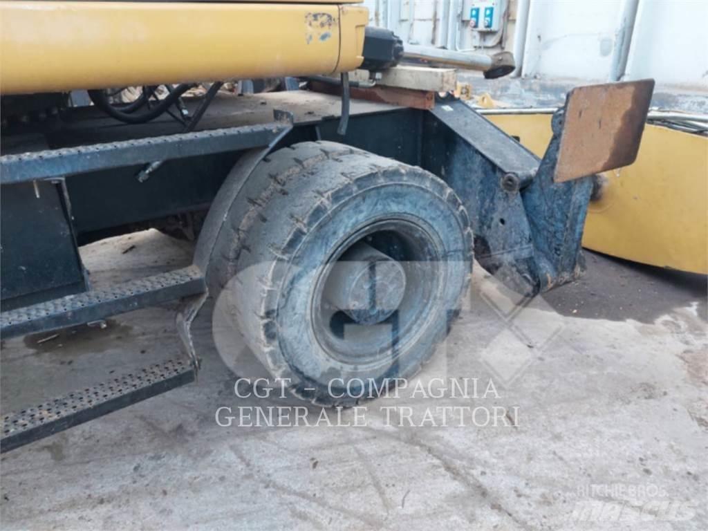 CAT MH3024 Gumikerekes kotrók