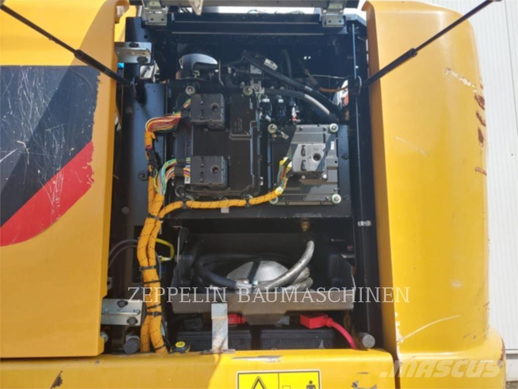 CAT MH3024-06C Bontásra használt kotrók