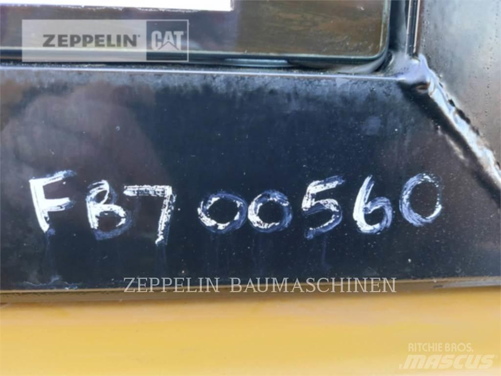 CAT MH3024-06C Bontásra használt kotrók