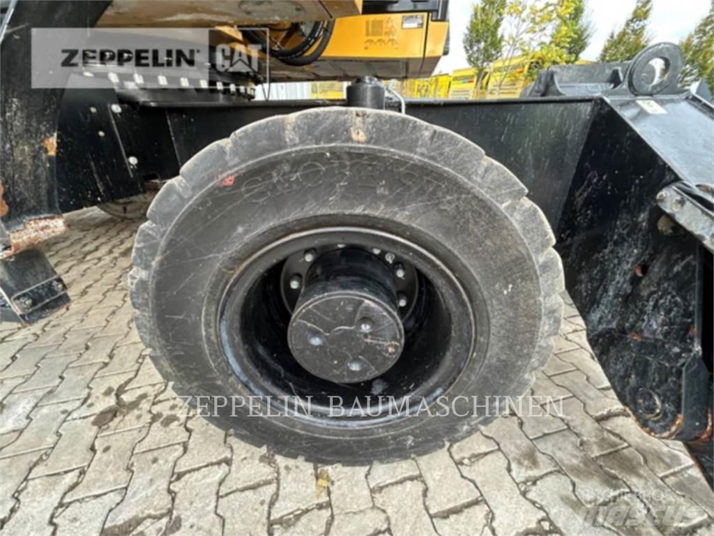 CAT MH3024-06C Bontásra használt kotrók
