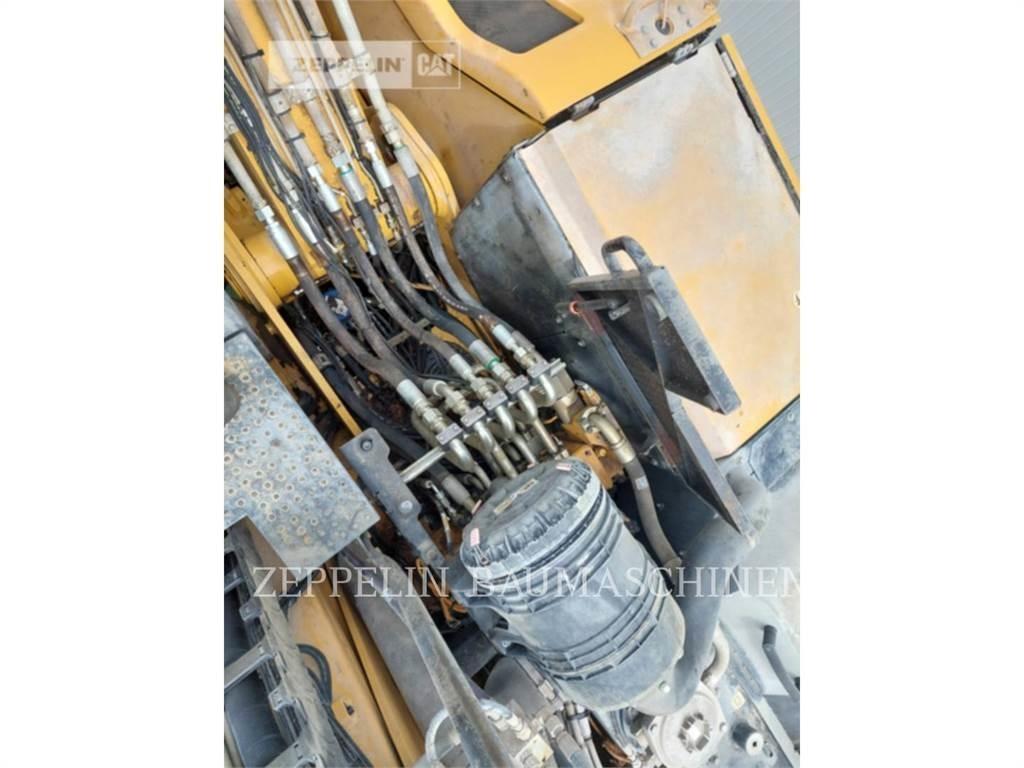 CAT MH3024-06C Bontásra használt kotrók
