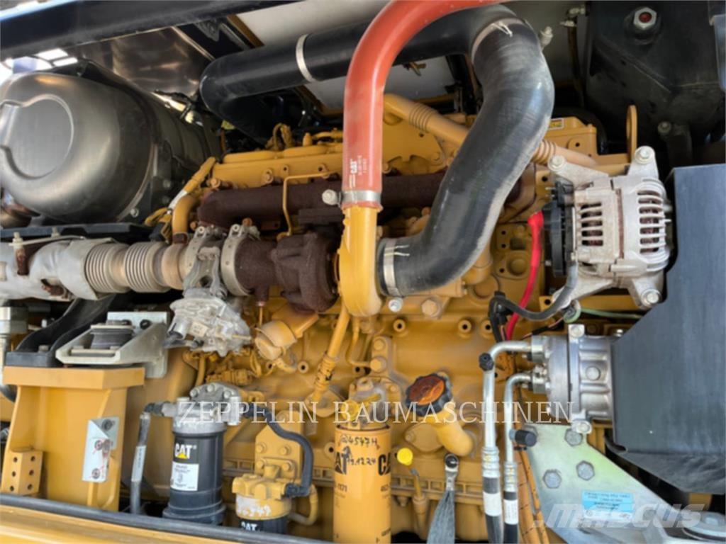 CAT MH3024-06C Bontásra használt kotrók