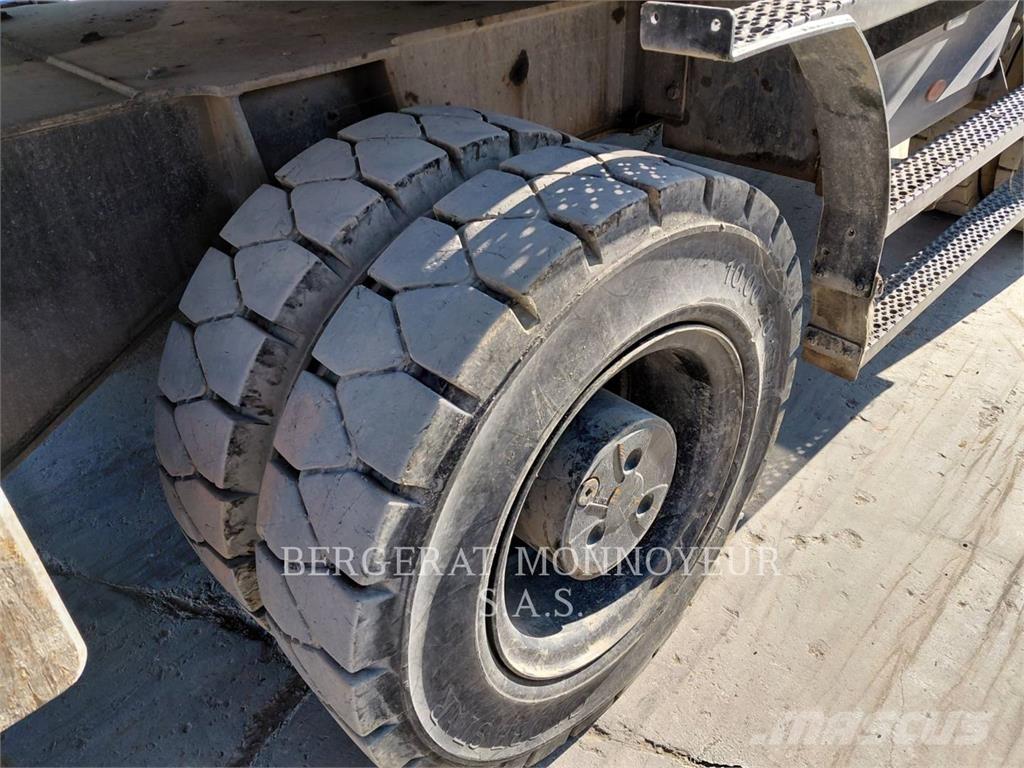 CAT MH3024-1 Gumikerekes kotrók