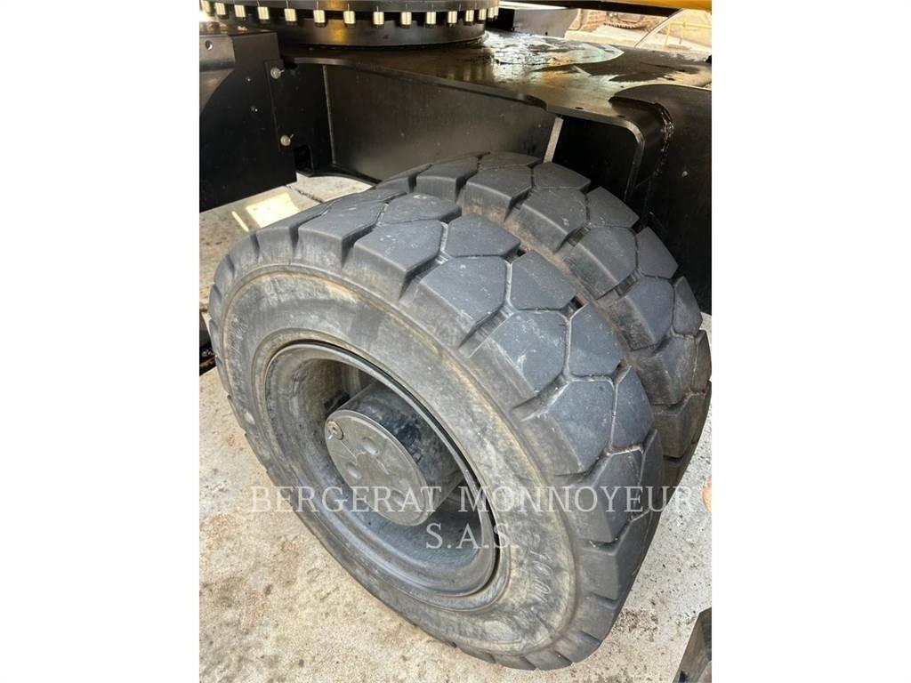 CAT MH3024-1 Gumikerekes kotrók