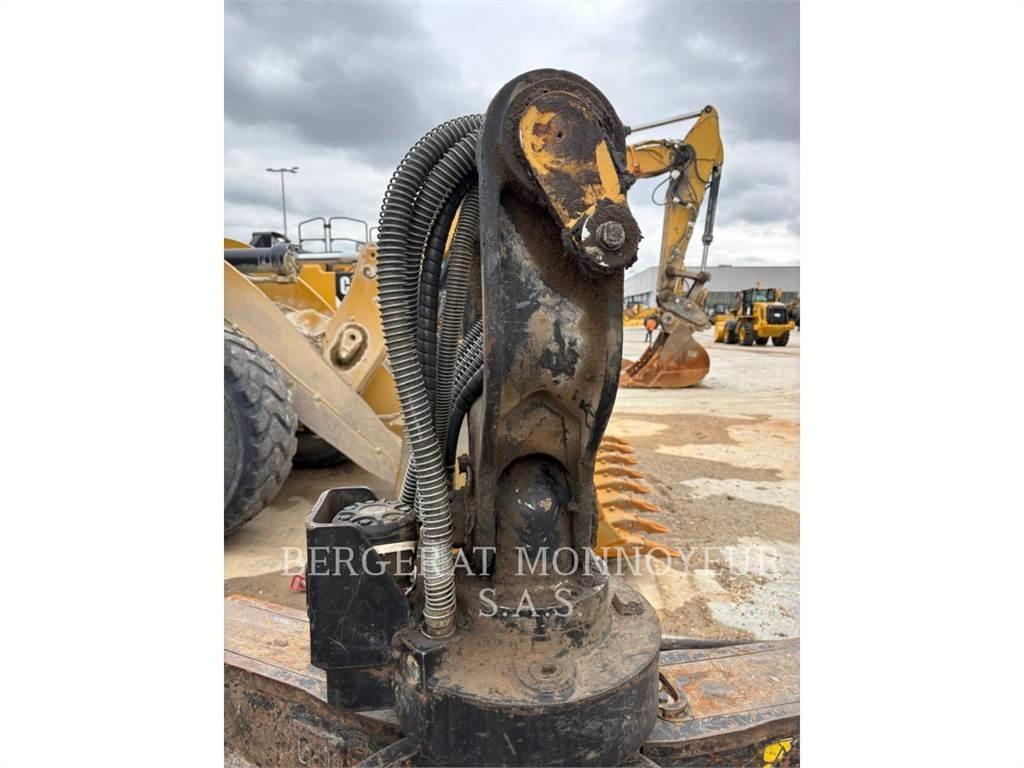 CAT MH3024-1 Gumikerekes kotrók